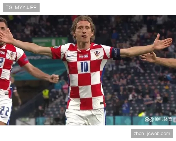 终场哨响，39岁的莫德里奇与克罗斯相拥庆祝晋级