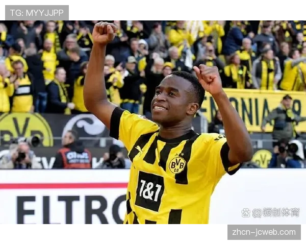 点球罚失后，多特蒙德小将穆科科掩面，罗伊斯上前安慰